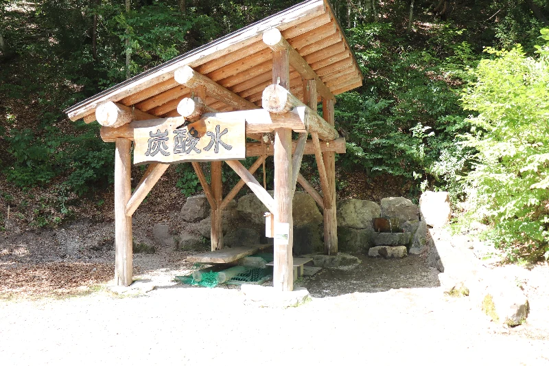 炭酸泉を飲んで楽しむ